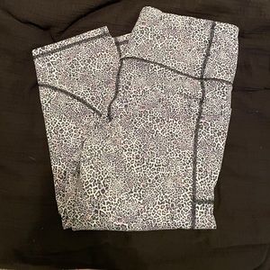 Cropped leopard workout leggings
